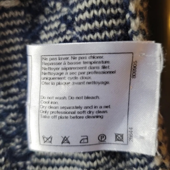 SOLD Chanel CC logo Cashmere Sweater - Picture 7 of 8